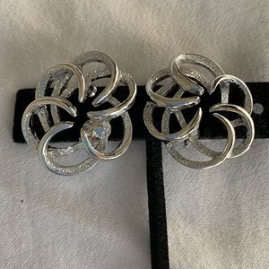 Vintage Sarah Coventry silver tone clip on earrings (301)
